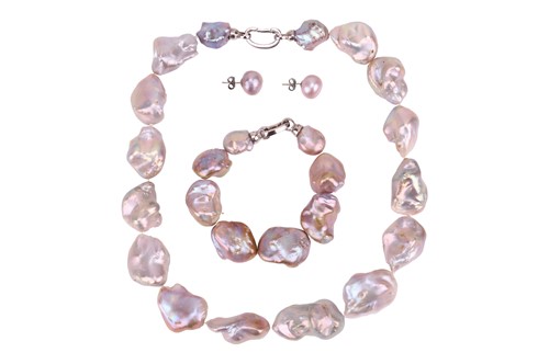 Lot 112 - A lilac freshwater baroque pearl suite,...