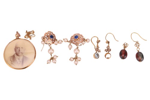 Lot 201 - A group lot of jewellery items comprising a...