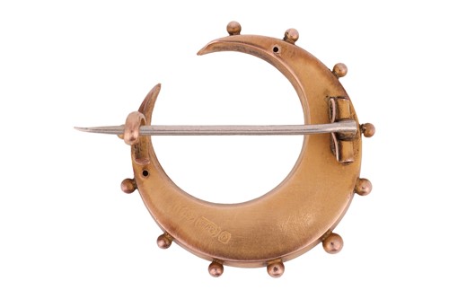 Lot 43 - A Late Victorian crescent brooch in 9ct...