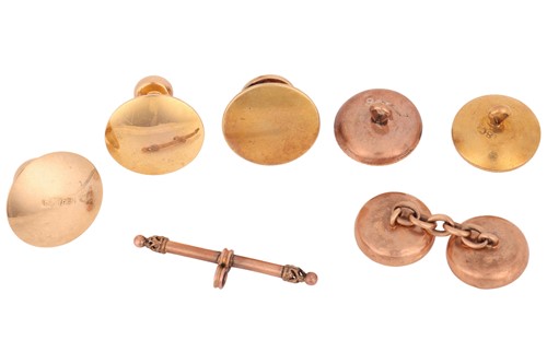 Lot 14 - A group of dress items, to include a collar...