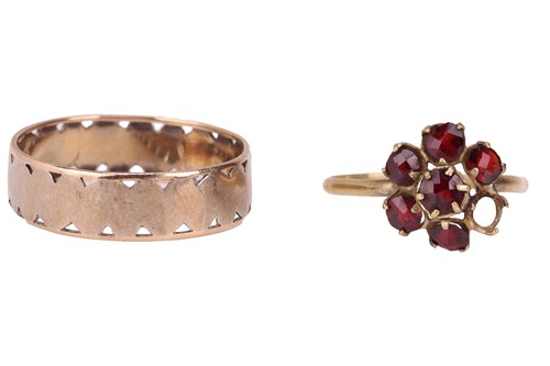 Lot 7 - A mixed group of jewellery items comprising a...