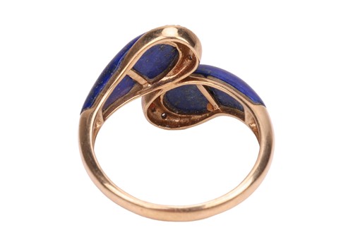 Lot 33 - A lapis lazuli crossover ring in 9ct gold, the...