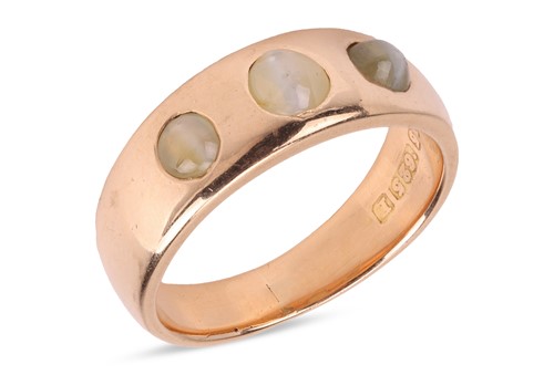 Lot 12 - A cat’s eye chrysoberyl gypsy ring in 15ct...