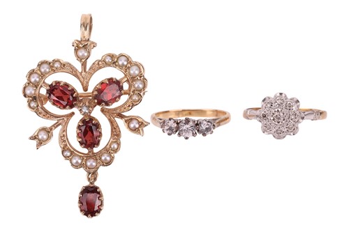 Lot 107 - A small group of jewellery items comprising a...