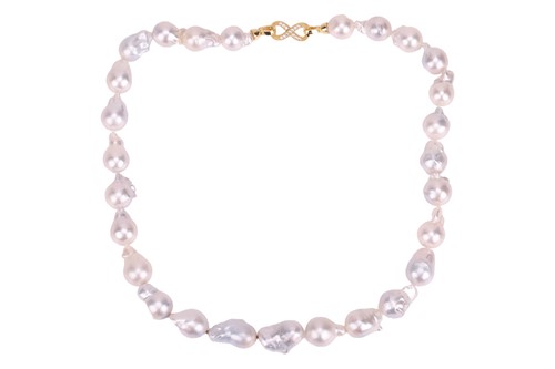 Lot 149 - A white cultured South Sea pearl necklace,...