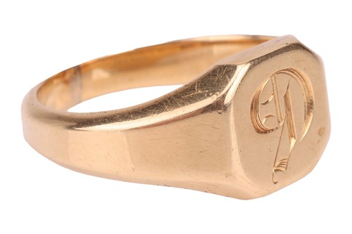 Lot 12 - A signet ring in 18ct yellow gold, the...
