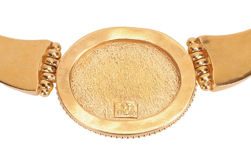 Lot 112 - An Etruscan-style necklace, the oval...