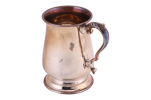 Lot 292 - A large silver tankard, Sheffield 1944, by...