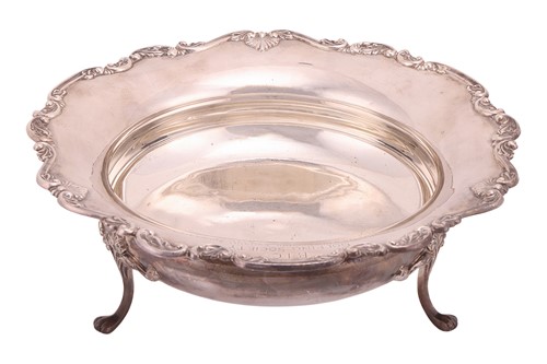 Lot 253 - A silver trophy bowl, Sheffield 1930, by...