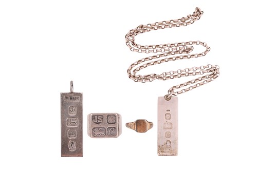 Lot 145 - A collection of jewellery, comprising of a...