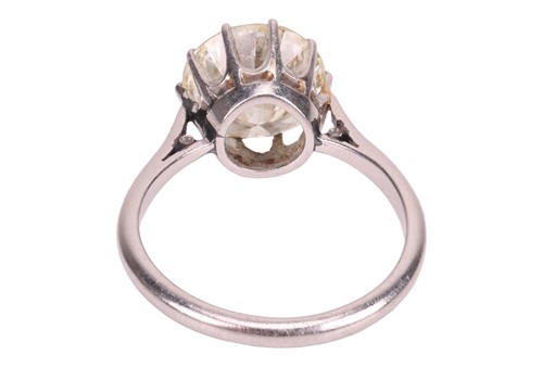 Lot 205 - A round brilliant-cut diamond solitaire ring,...