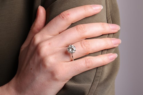 Lot 205 - A round brilliant-cut diamond solitaire ring,...