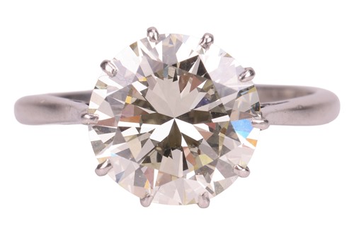 Lot 205 - A round brilliant-cut diamond solitaire ring,...