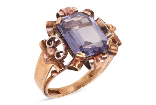 Lot 152 - A synthetic colour-change sapphire ring, circa...