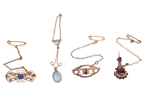 Lot 92 - A small group of jewellery items comprising a...