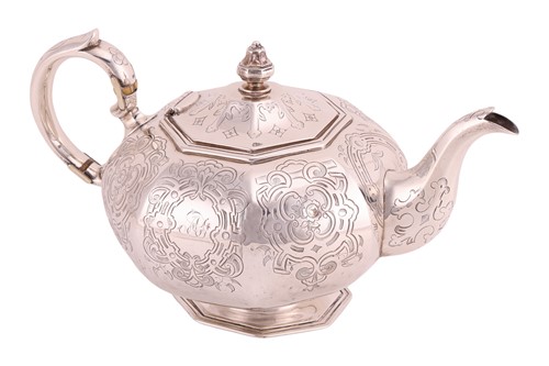 Lot 346 - A Victorian silver teapot, by William Hunter,...
