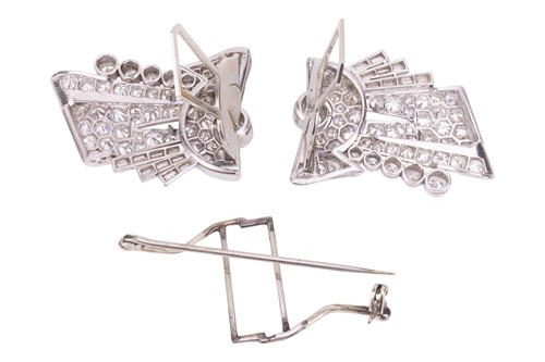 Lot 61 - An Art Deco diamond double clip brooch, set...