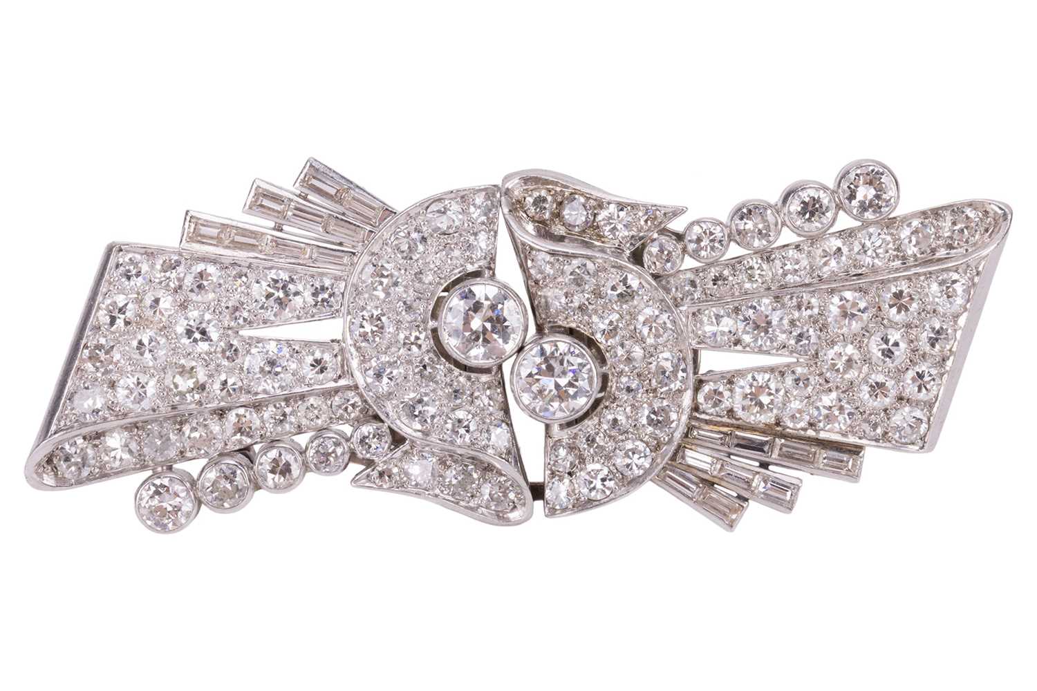 Lot 61 - An Art Deco diamond double clip brooch, set...