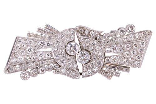 Lot 61 - An Art Deco diamond double clip brooch, set...