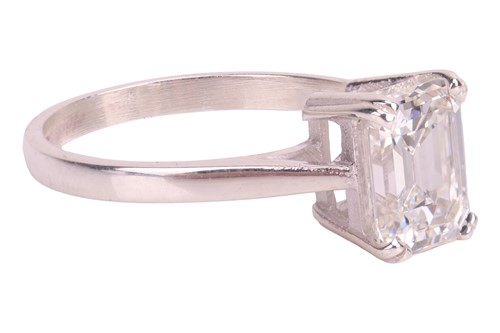 Lot 189 - An emerald-cut diamond solitaire ring,...