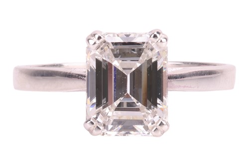 Lot 189 - An emerald-cut diamond solitaire ring,...