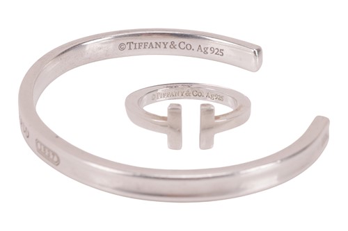 Lot 91 - Tiffany & Co. - An '1837' open bangle and a 'T'...