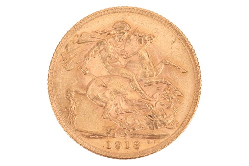Lot 207 - A 1913 George V full sovereign, 8.0 grams.