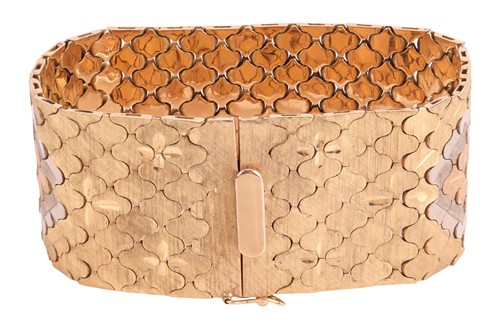 Lot 55 - A fancy link bracelet, the articulated lantern-...