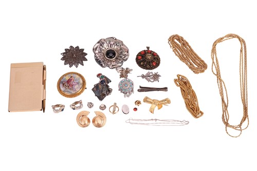 Lot 120 - A collection of plated costume jewellery,...