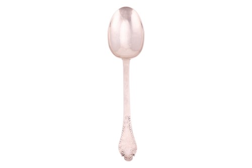 Lot 287 - A William and Mary lace back trefid spoon,...