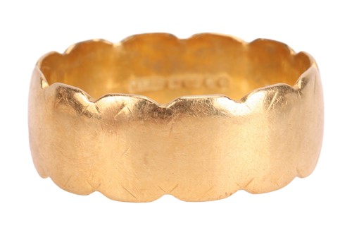 Lot 105 - An 18ct gold wedding band, with scalloped...