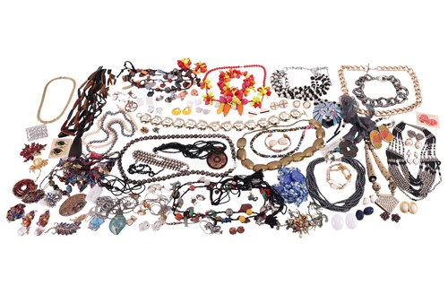 Lot 125 - A large quantity of costume jewellery, to...