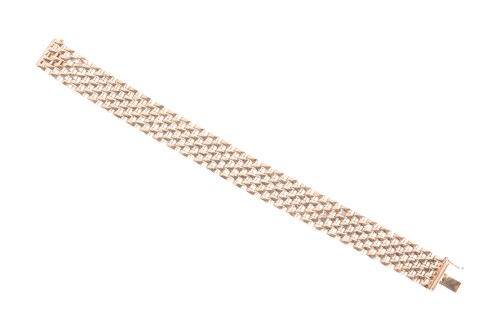 Lot 114 - A flat panther-link bracelet, comprising seven...