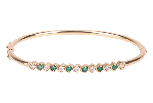 Lot 135 - An emerald and diamond hinged bangle,...