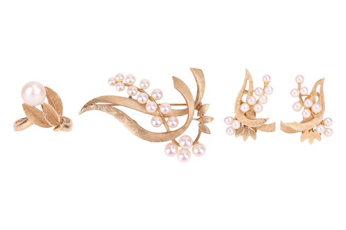 Lot 87 - A small group of cultured pearl jewellery, to...