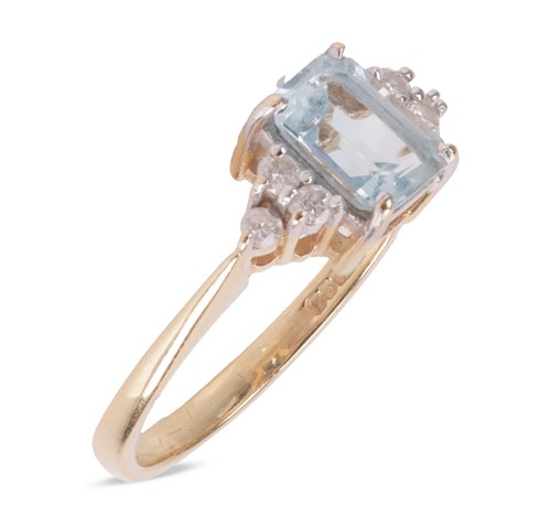 Lot 164 - An aquamarine dress ring in 18ct gold,...