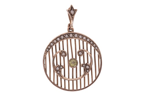 Lot 29 - An Edwardian peridot and seed pearl pendant,...