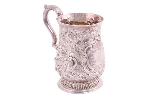 Lot 238 - A George III silver tankard, London 1770, by J...