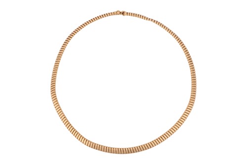 Lot 148 - A tapering tubogas necklace, completed with a...