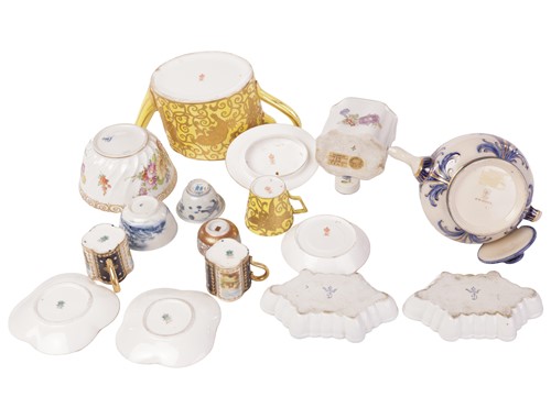 Lot 56 - A group of assorted decorative ceramics,...