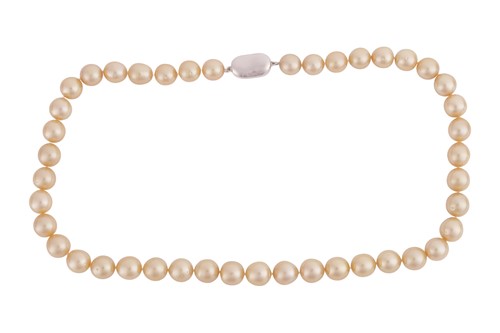 Lot 107 - A golden South Sea cultured pearl necklace,...