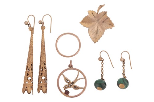 Lot 49 - A small group of jewellery items, to include;...