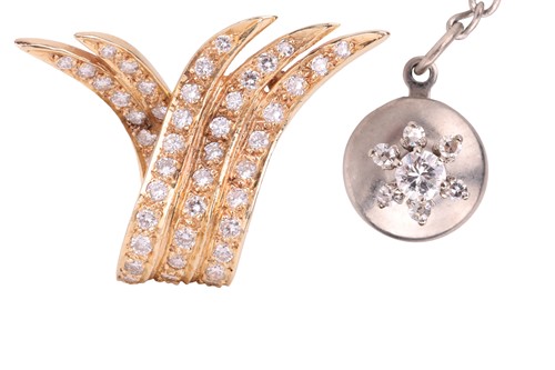 Lot 82 - A diamond set scarf clip and a diamond stud;...
