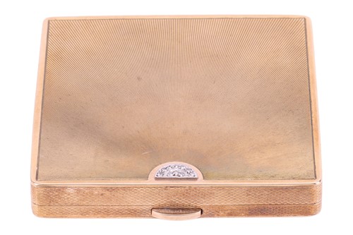 Lot 197 - A powder compact in 9ct gold, of square form,...