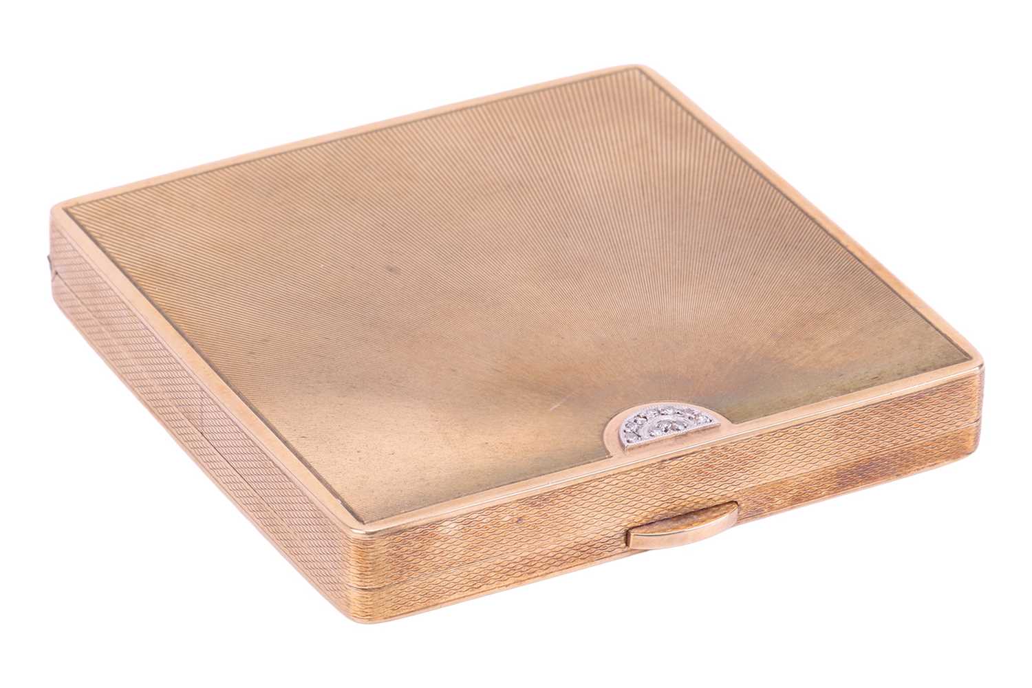 Lot 197 - A powder compact in 9ct gold, of square form,...