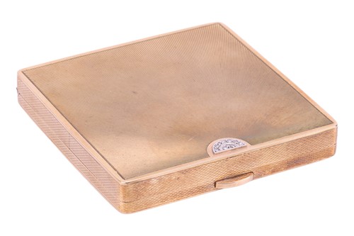 Lot 197 - A powder compact in 9ct gold, of square form,...