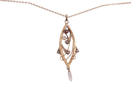Lot 20 - An Art Nouveau pendant on chain, of...