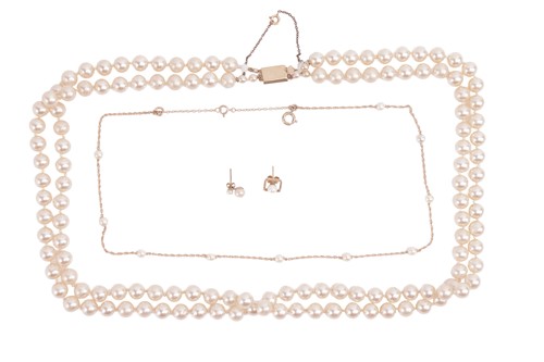 Lot 84 - A group lot of cultured pearls and a faux...