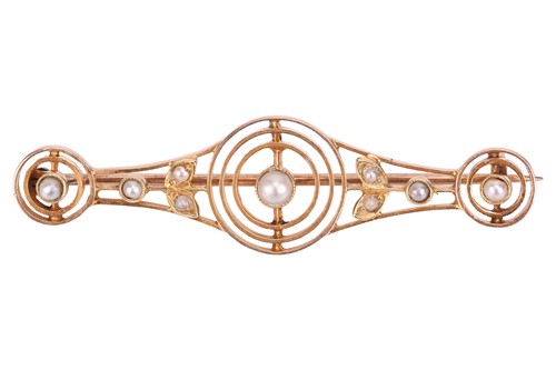 Lot 32 - An Edwardian bar brooch, set with seed pearls...