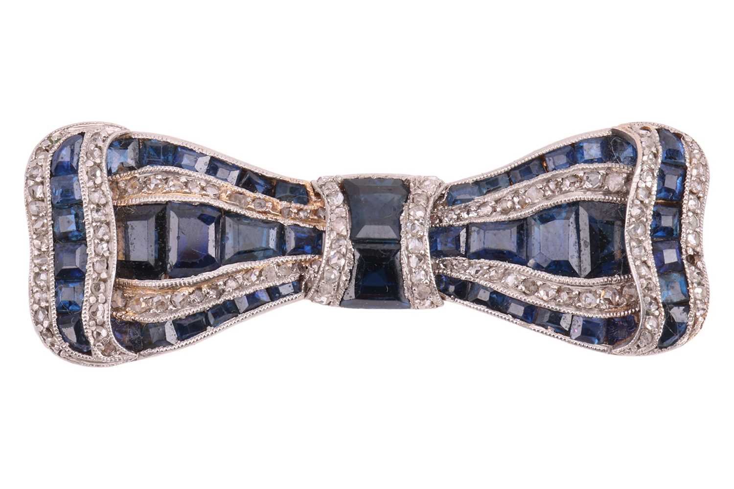 Lot 46 - An early 20th Century sapphire and diamond bow...